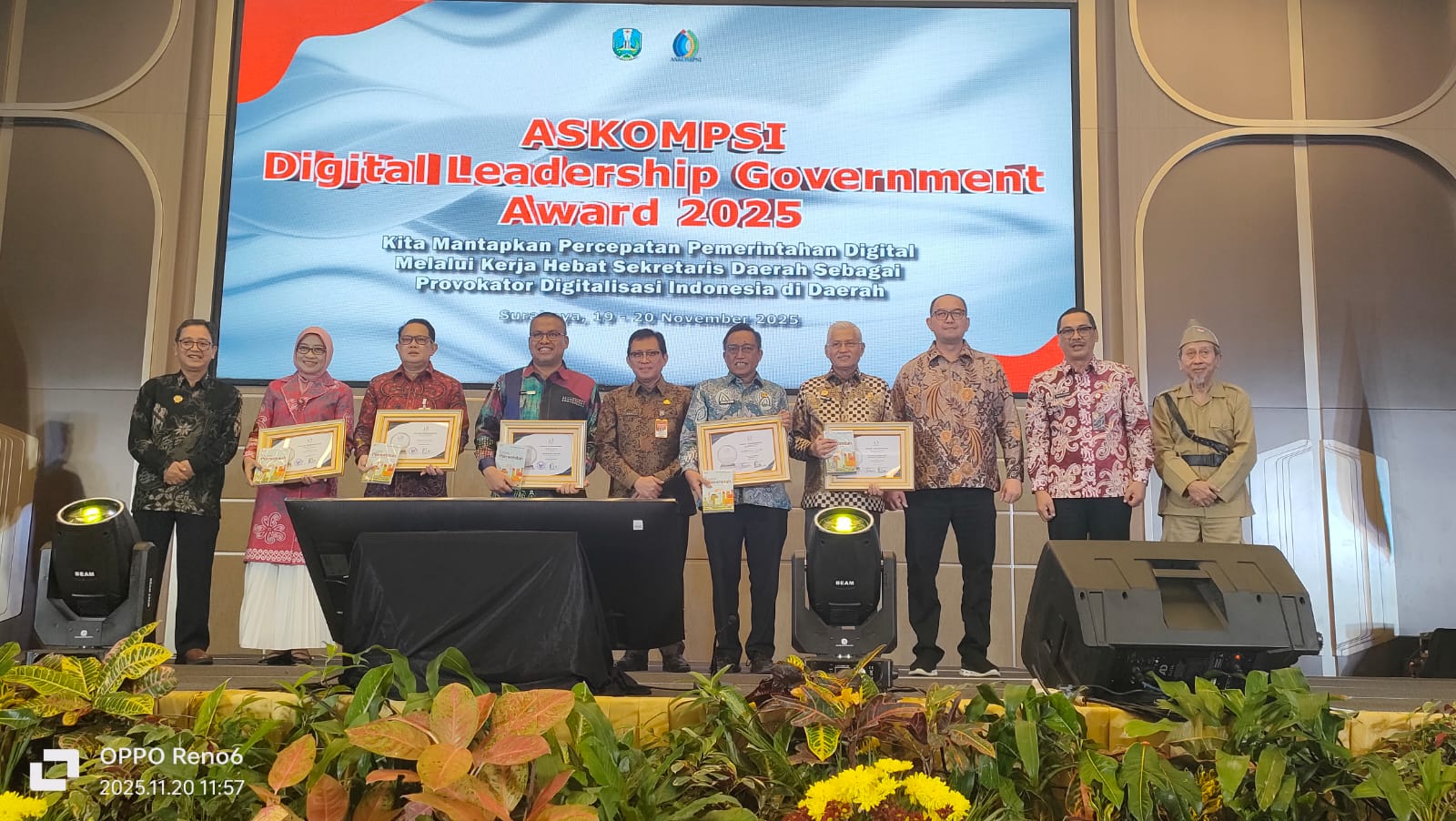 Sekdaprov Lampung Raih Penghargaan Sekda Terbaik Kategori Vision Pada ASKOMSI Digital Leadership Government Award 2025